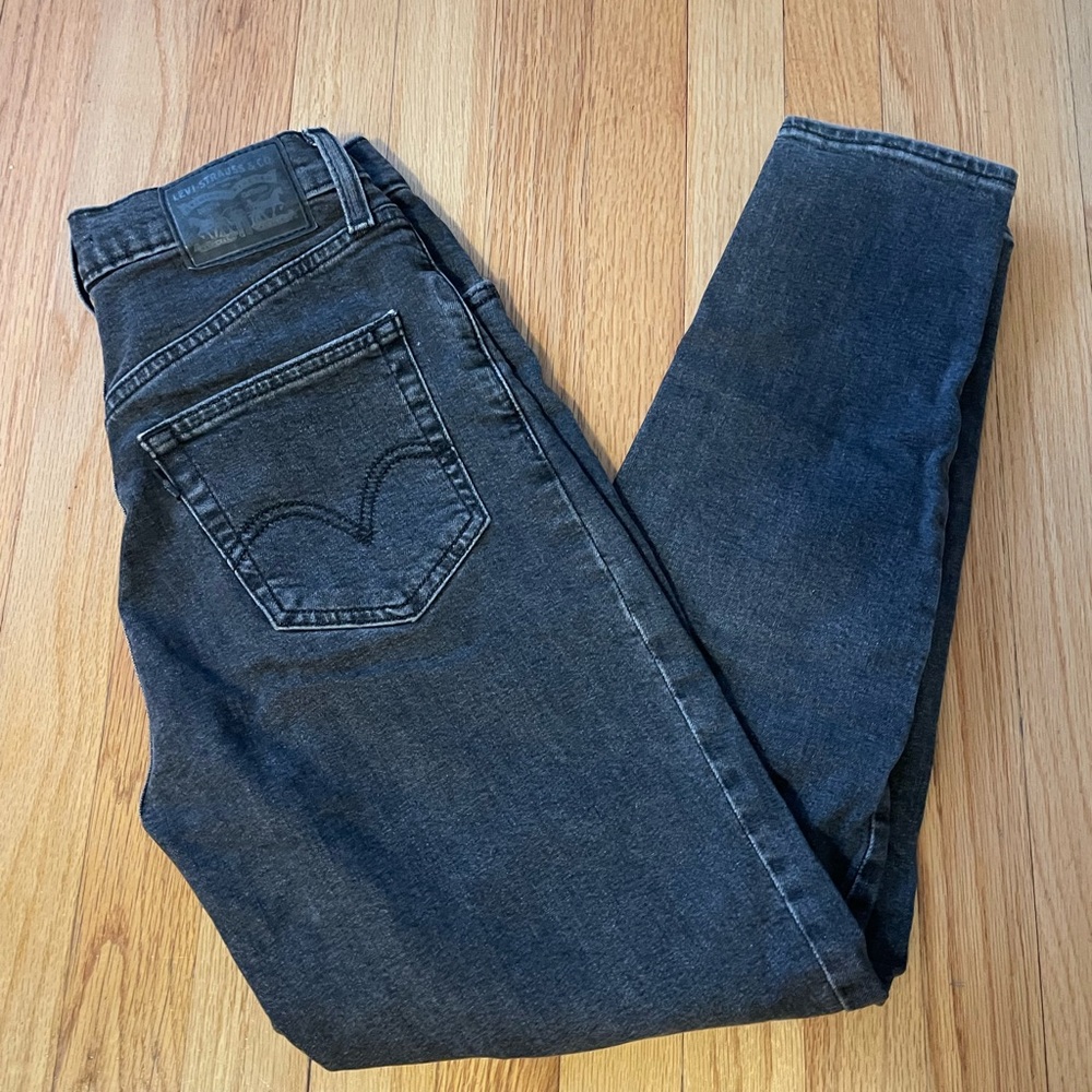 Levi’s High wasted taper 25